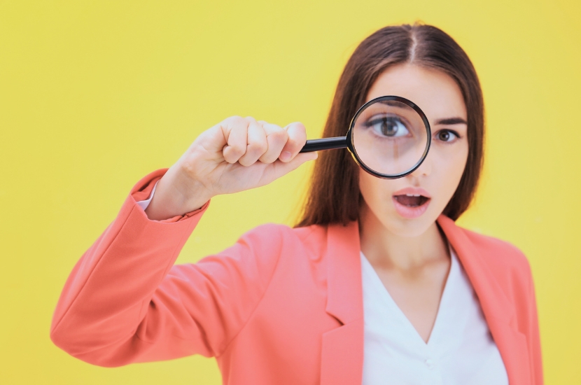 entrepreneure qui vérifie scrupuleusement la fiabilité de son fournisseur potentiel